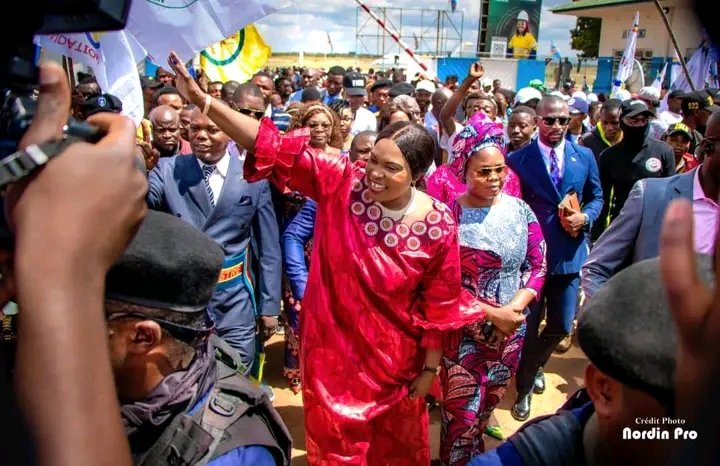FIFI MASUKA REGAGNE SA PROVINCE APRÈS UN SÉJOUR FRUCTUEUX D'INTENSES ACTIVITÉS POLITIQUES À KINSHASA