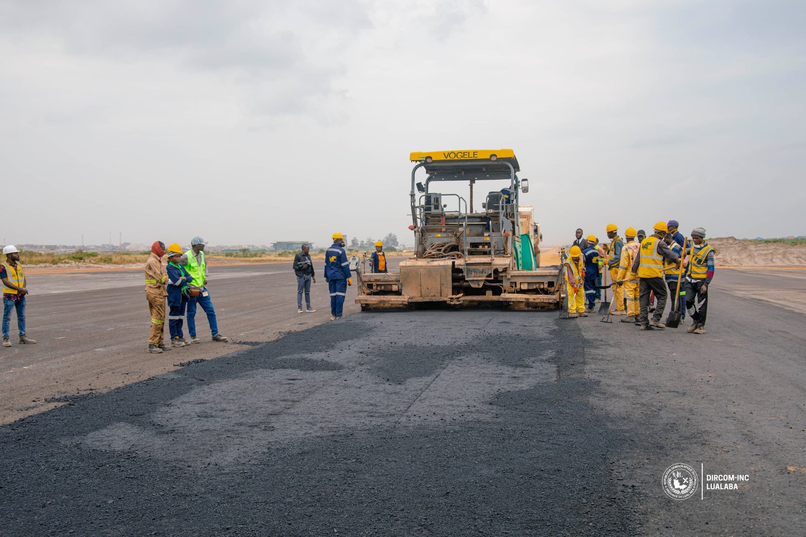 LA PISTE DU NOUVEL AÉROPORT INTERNATIONAL DE KOLWEZI REVÊTUE DE SA COUCHE D’ENROBÉ
