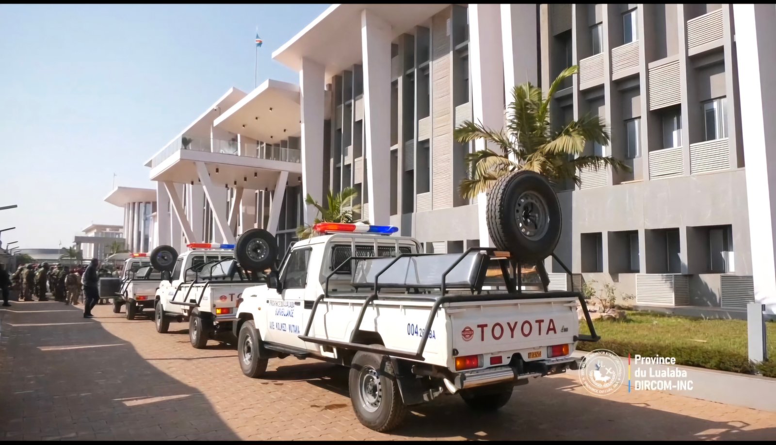 LUALABA: SÉCURITÉ : LA GOUVERNEURE FIFI MASUKA REMET 4 JEEPS 4X4 AUX FORCE DE SÉCURITÉ DE LA PROVINCE.S